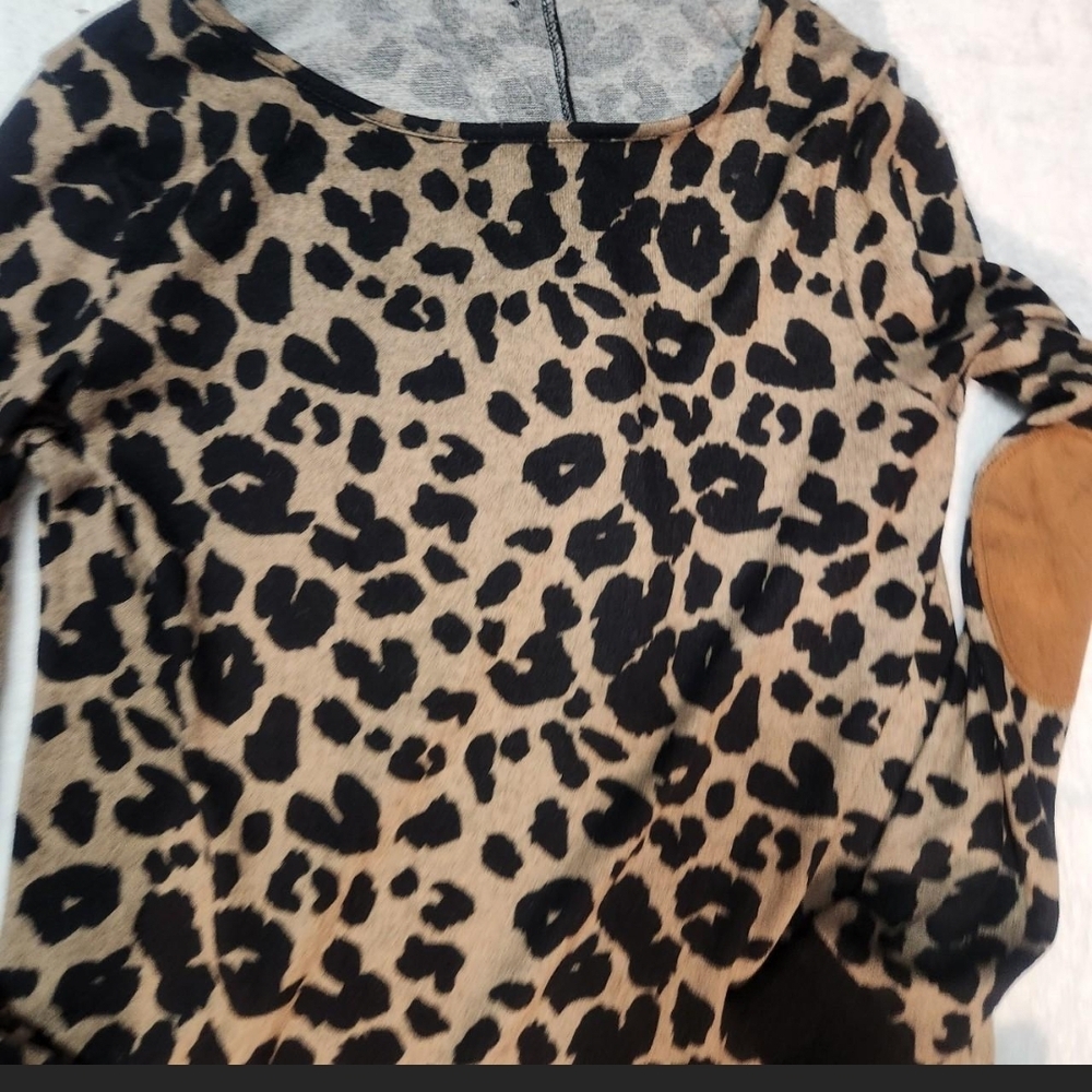 Pink Clover Soft Leopard Knit Pullover Button Back Sweater Size Sm